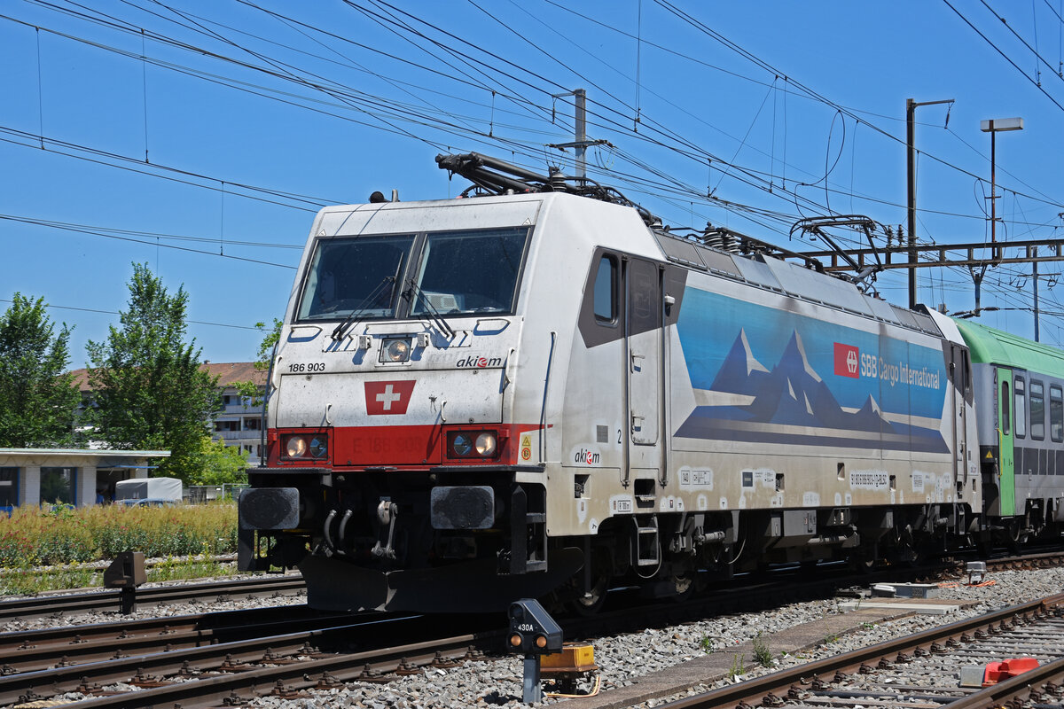 Lok 186 903-1 durchfährt den Bahnhof Pratteln. Die Aufnahme stammt vom 11.06.2022.