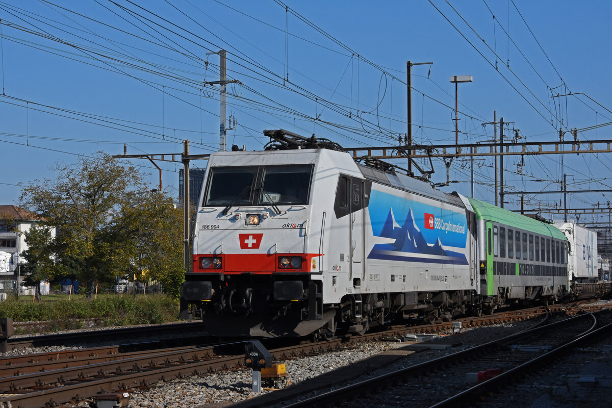 Lok 186 904-9 durchfährt den Bahnhof Pratteln. Die Aufnahme stammt vom 16.10.2021.