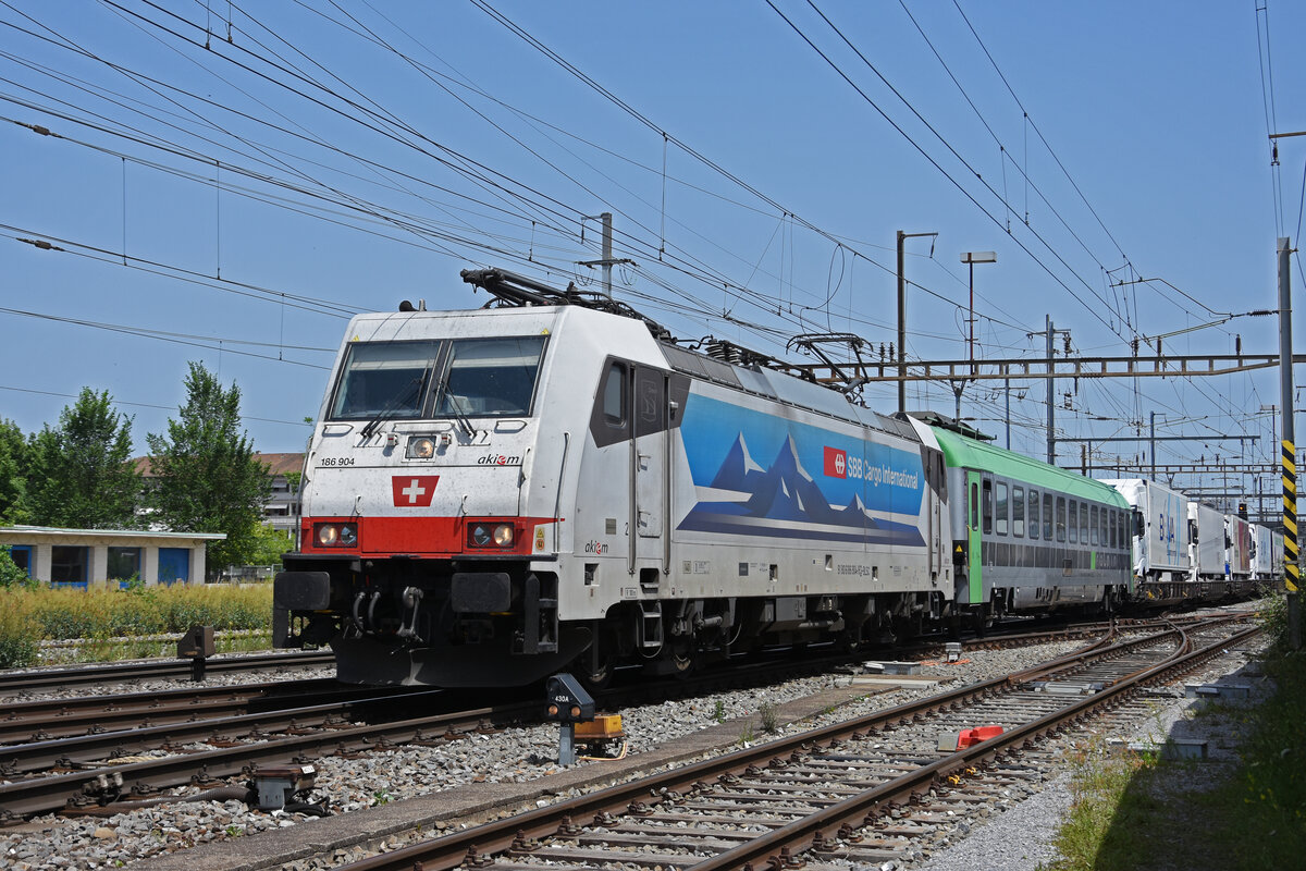Lok 186 904-9 durchfährt den Bahnhof Pratteln. Die Aufnahme stammt vom 18.06.2022.