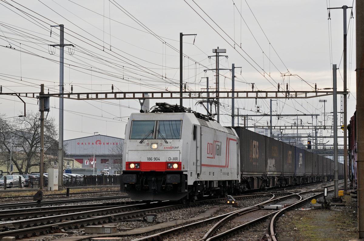Lok 186 904-9 durchfährt den Bahnhof Pratteln. Das abzweigende Gleis führt auf eine Strasse und in ein Industriegebiet, von wo aus auch diese Aufnahme am 07.02.2017 entstand.