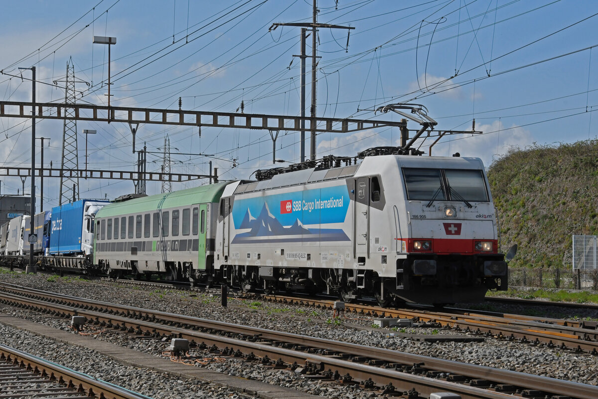 Lok 186 905-6 durchfährt am 30.03.2023 den Bahnhof Pratteln.