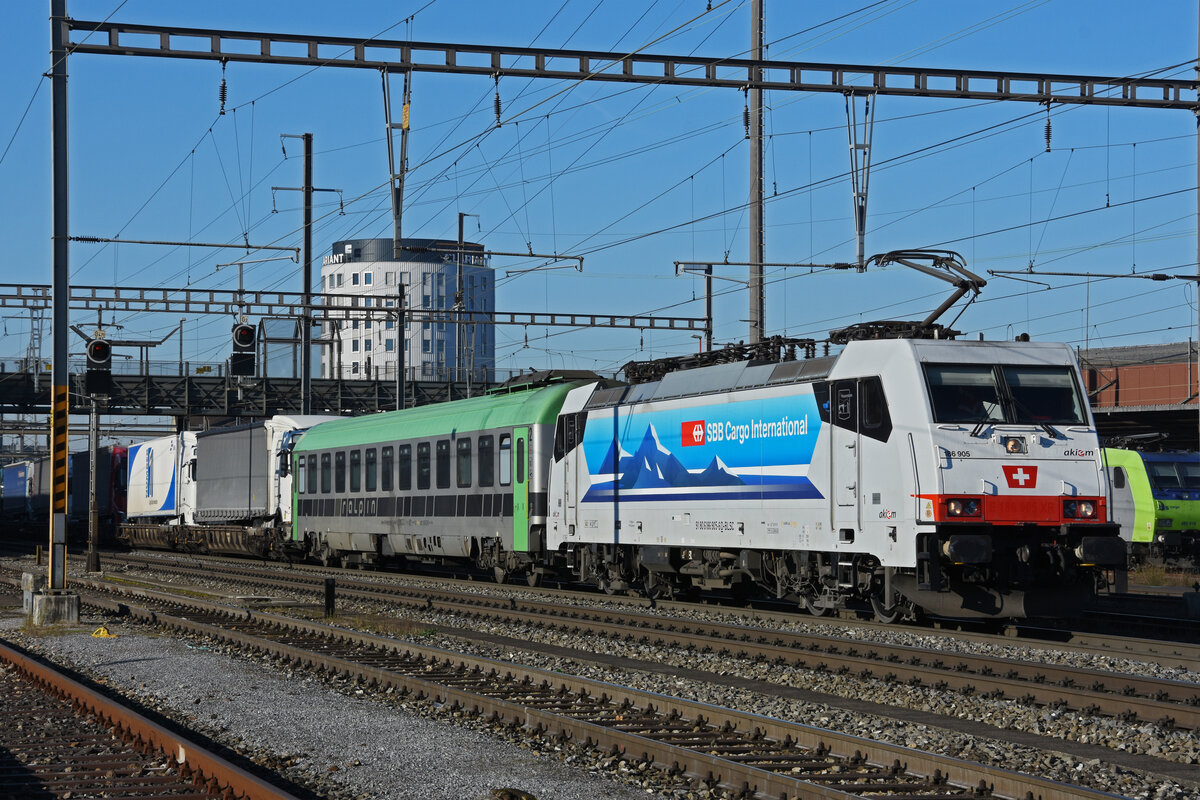 Lok 186 905-6 durchfährt den Bahnhof Pratteln. Die Aufnahme stammt vom 13.12.2021.
