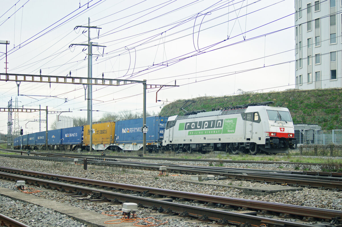 Lok 186 905-6 durchfährt den Bahnhof Pratteln. Die Aufnahme stammt vom 23.03.2021.