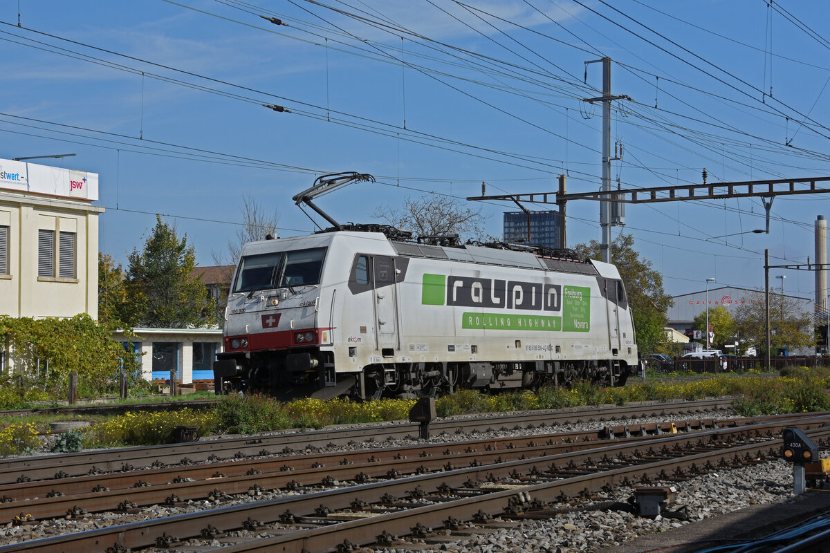 Lok 186 906-4 durchfährt am 19.10.2022 den Bahnhof Pratteln.