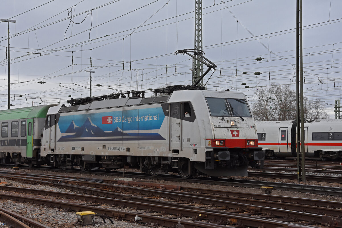 Lok 186 906-4 durchfährt den badischen Bahnhof. Die Aufnahme stammt vom 29.01.2022.