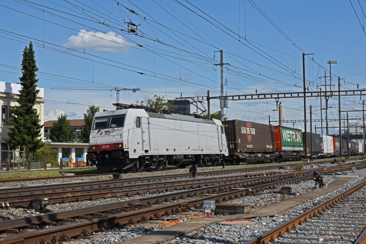 Lok 186 906-4 durchfährt den Bahnhof Pratteln. Die Aufnahme stammt vom 07.09.2019.