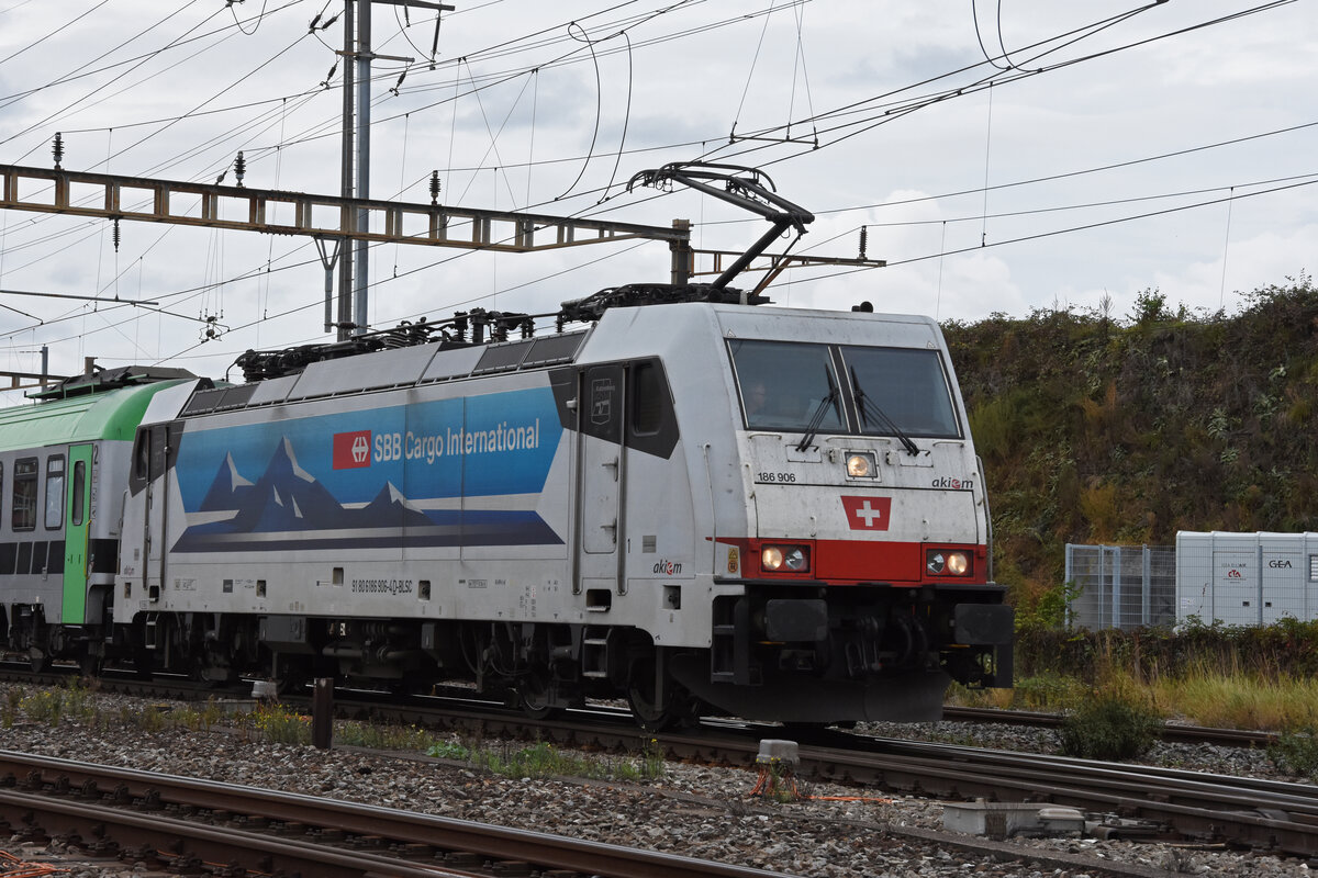 Lok 186 906-4 durchfährt den Bahnhof Pratteln. Die Aufnahme stammt vom 20.09.2021.