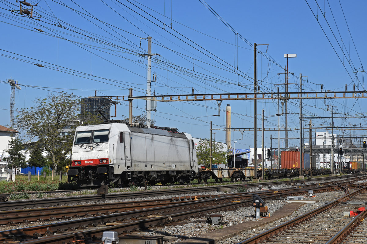 Lok 186 907-2, im Dienste der BLS, durchfährt den Bahnhof Pratteln. Die Aufnahme stammt vom 23.04.2020.