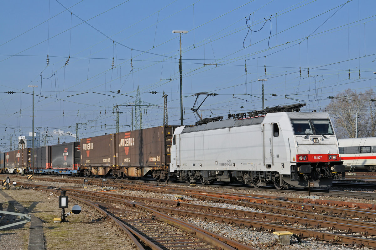 LOk 186 907-2 durchfährt den Badischen Bahnhof. Die Aufnahme stammt vom 06.02.2018.