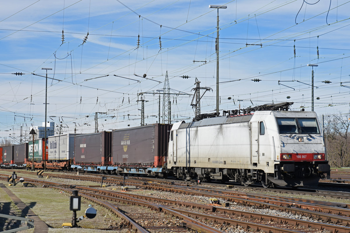 Lok 186 907-2 durchfährt den badischen Bahnhof. Die Aufnahme stammt vom 17.02.2019.