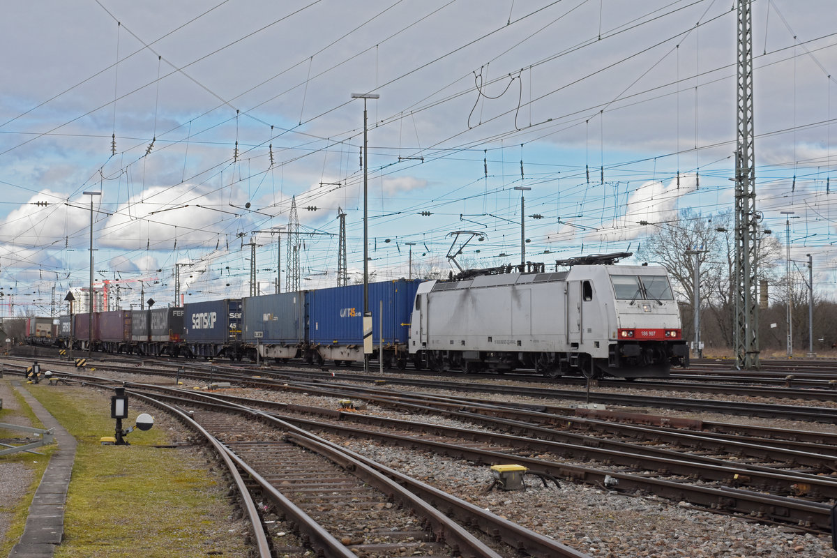 Lok 186 907-2 durchfährt den badischen Bahnhof. Die Aufnahme stammt vom 14.02.2020.