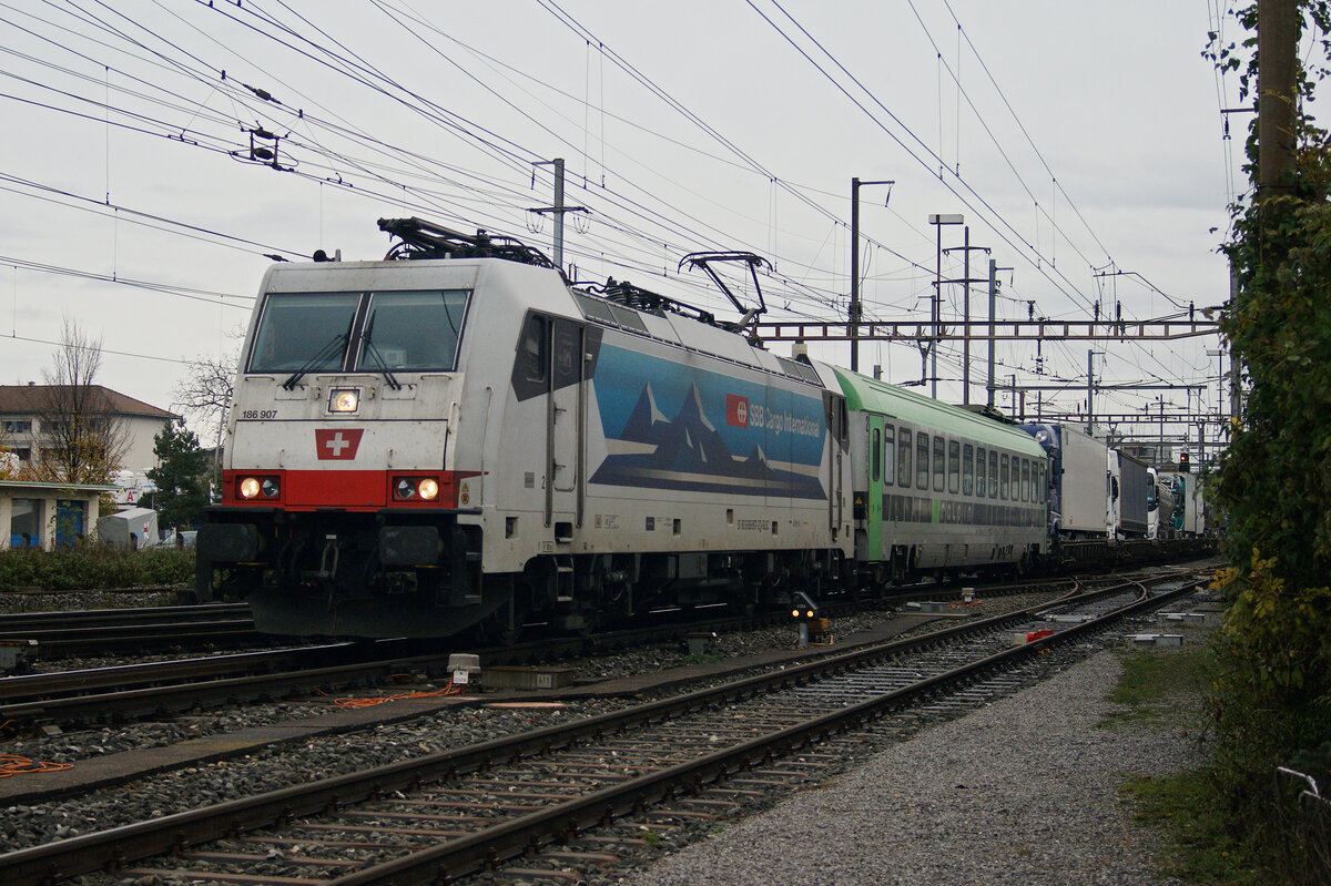 Lok 186 907-2 durchfährt den Bahnhof Pratteln. Die Aufnahme stammt vom 03.11.2021.