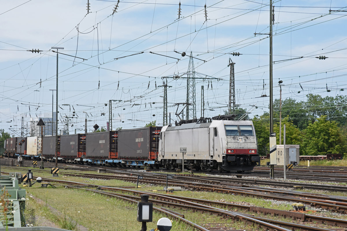 Lok 186 908-6 durchfährt den Badischen Bahnhof. Die Aufnahme stammt vom 14.07.2018.