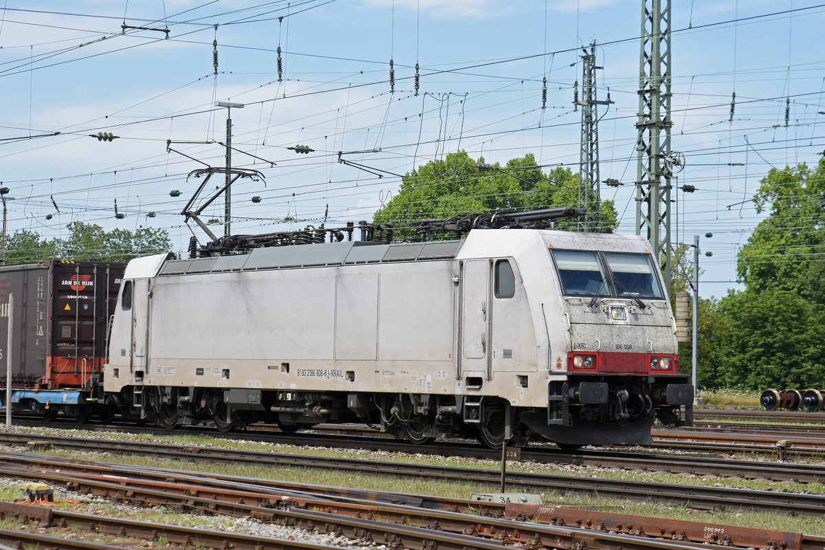 Lok 186 908-6 durchfährt den badischen Bahnhof. Die Aufnahme stammt vom 14.07.2018.