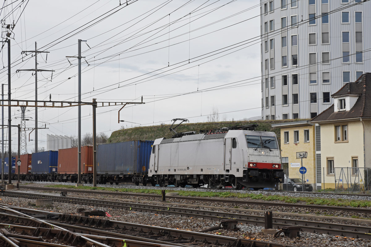 Lok 186 908-6 durchfährt den Bahnhof Pratteln. Die Aufnahme stammt vom 06.03.2019.