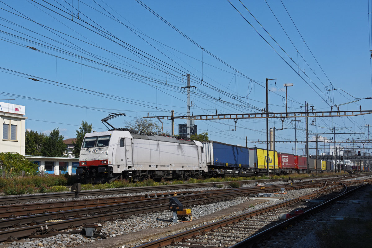 Lok 186 908-6 durchfährt den Bahnhof Pratteln. Die Aufnahme stammt vom 12.09.2020.