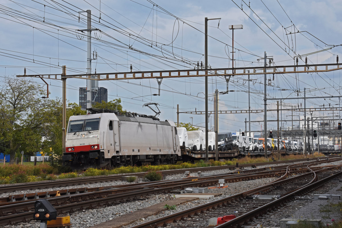 Lok 186 908-6 durchfährt den Bahnhof Pratteln. Die Aufnahme stammt vom 22.09.2020.