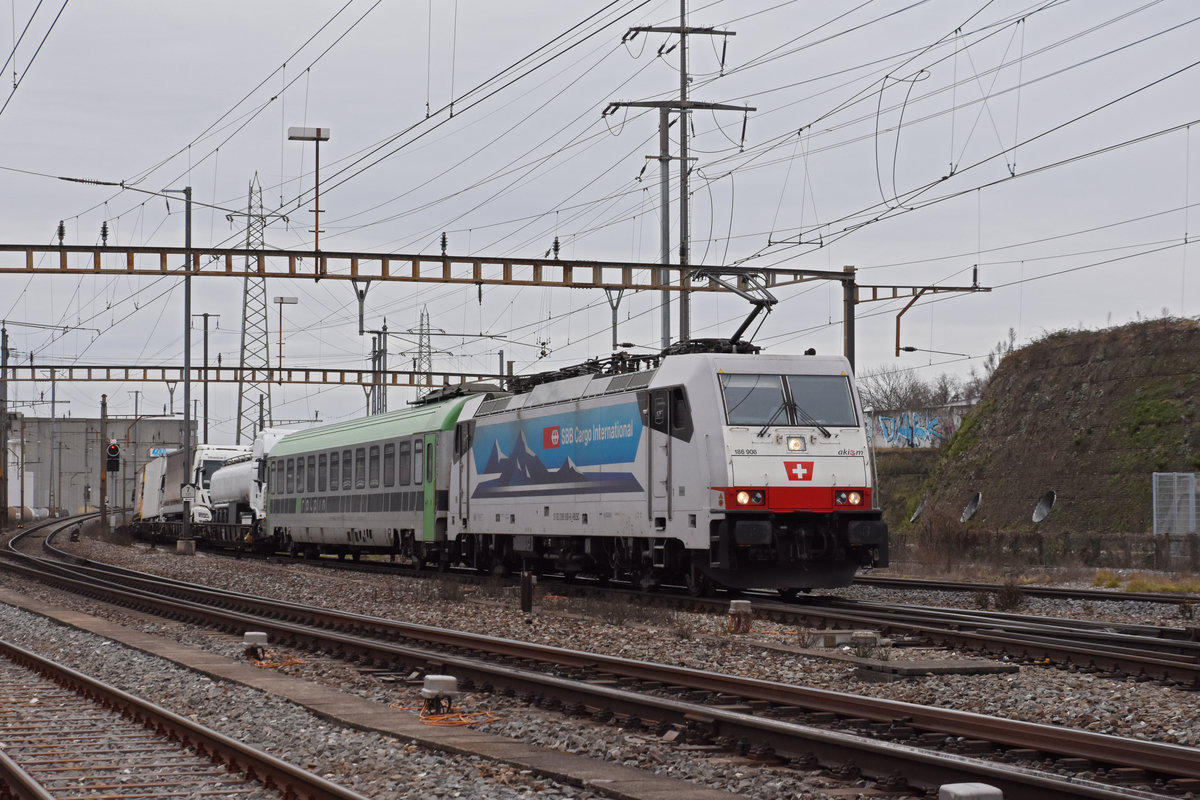 Lok 186 908-6 durchfährt den Bahnhof Pratteln. Die Aufnahme stammt vom 04.02.2021.