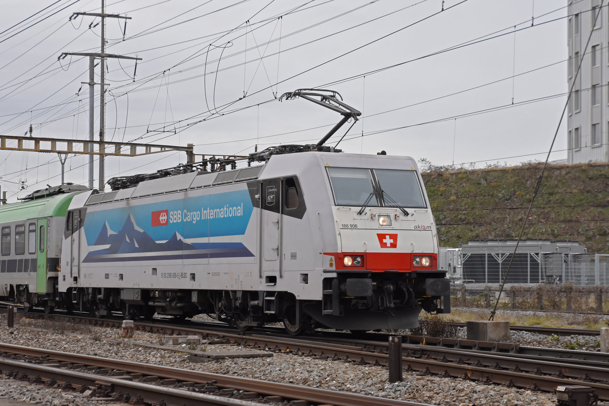 Lok 186 908-6 durchfährt den Bahnhof Pratteln. Die Aufnahme stammt vom 04.02.2021.