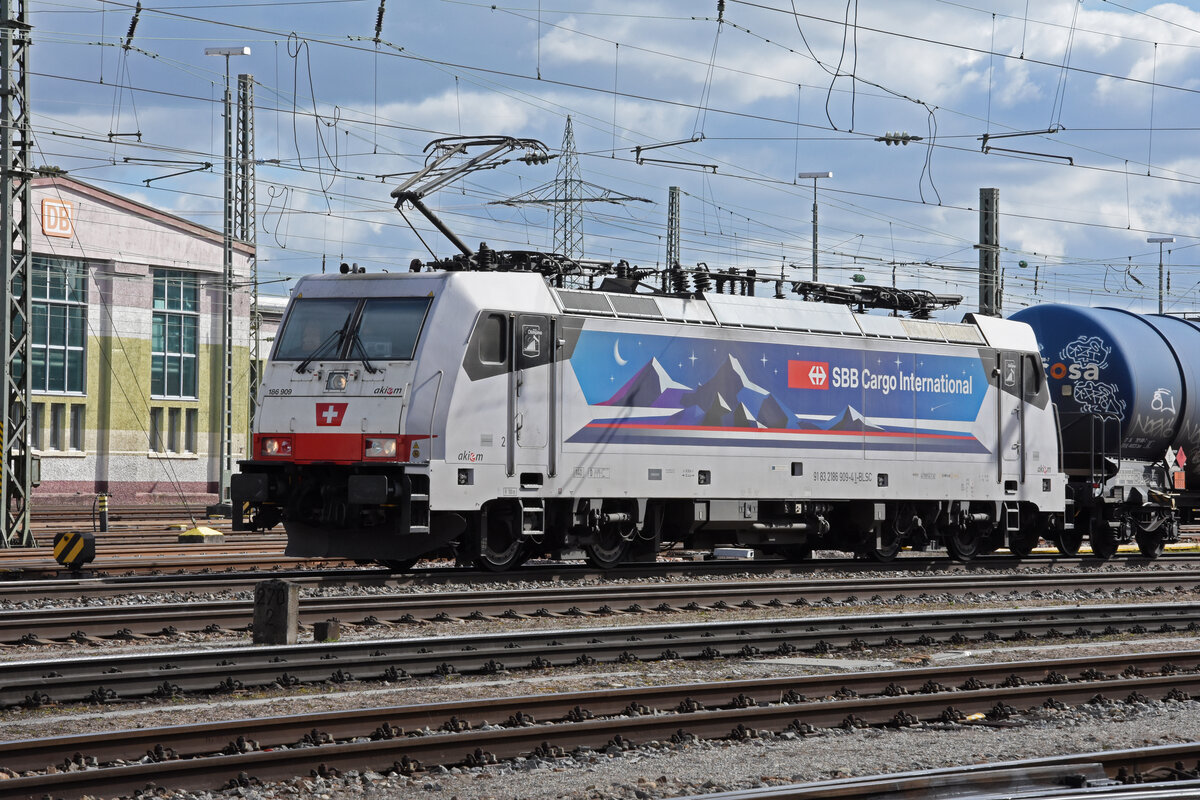 Lok 186 909-4 durchfährt den badischen Bahnhof. Die Aufnahme stammt vom 25.02.2022.