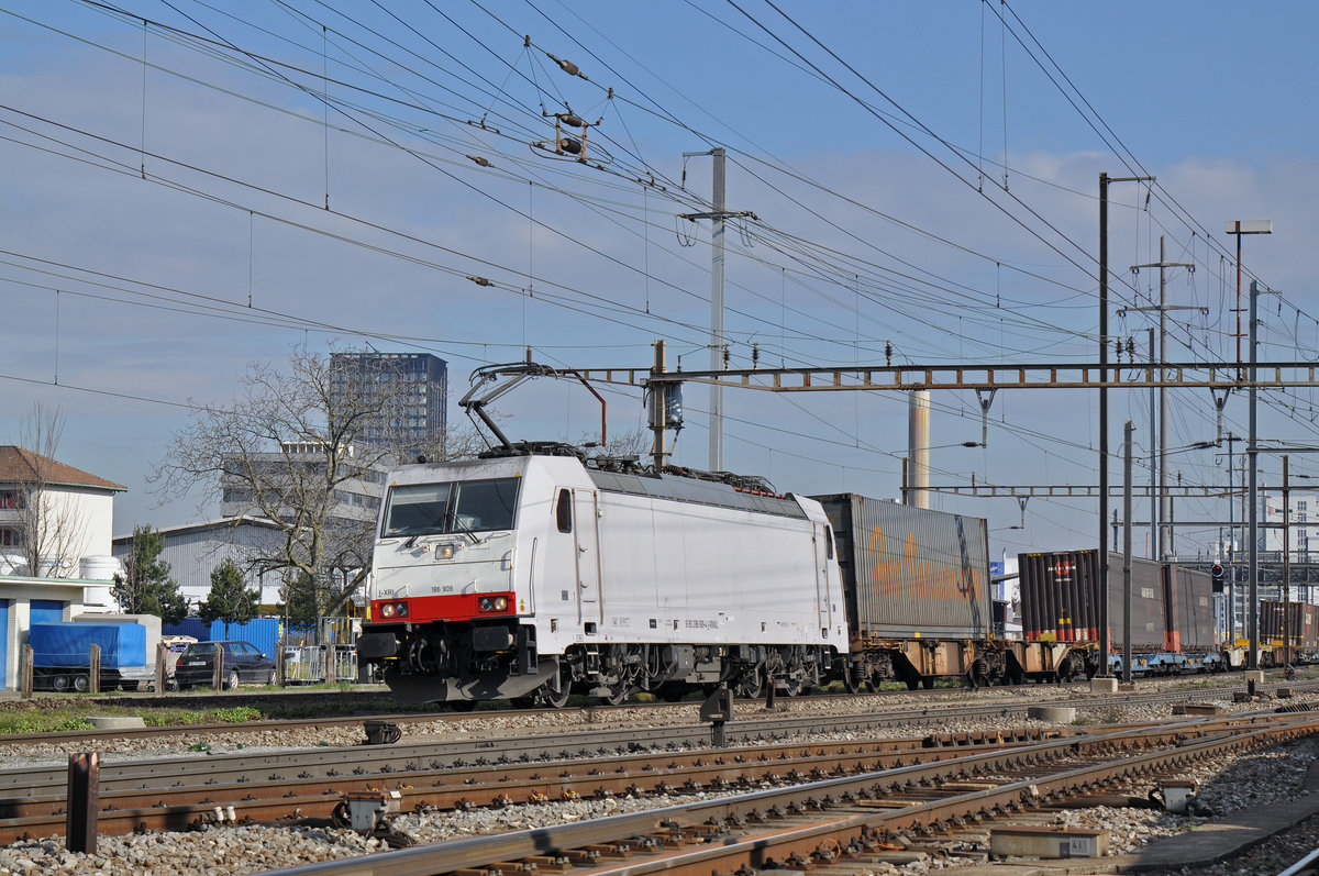 Lok 186 909-4 durchfährt den Bahnhof Pratteln. Die Aufnahme stammt vom 14.02.2018.