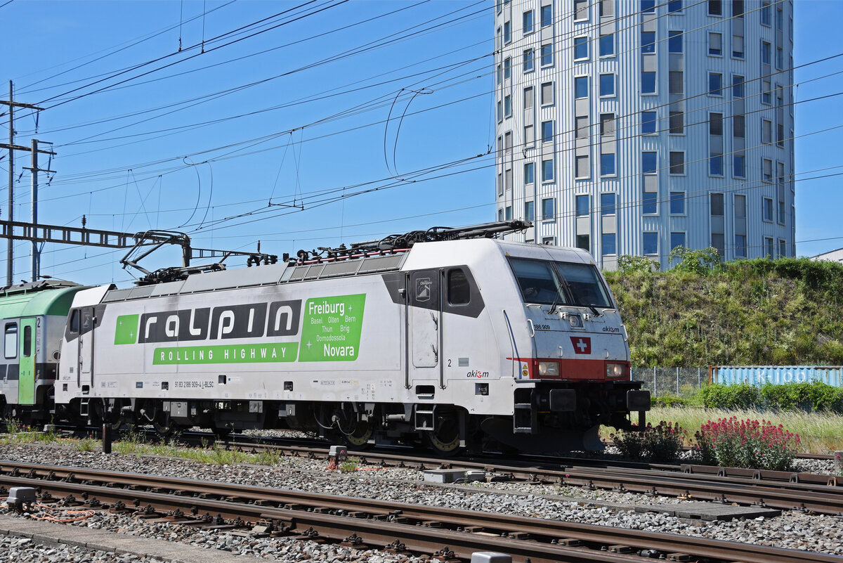 Lok 186 909-4 durchfährt den Bahnhof Pratteln. Die Aufnahme stammt vom 18.05.2022.