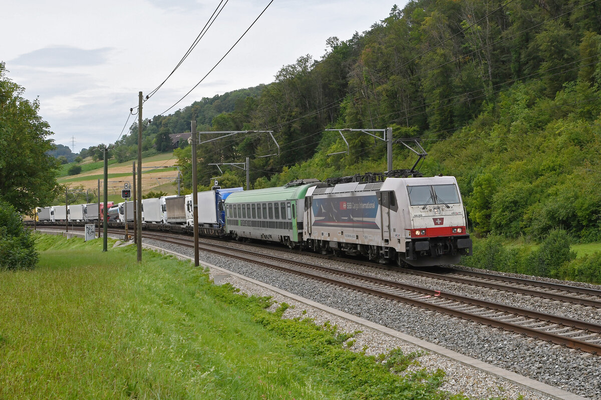 Lok 186 909-4 fährt am 27.07.2023 Richtung Bahnhof Tecknau.