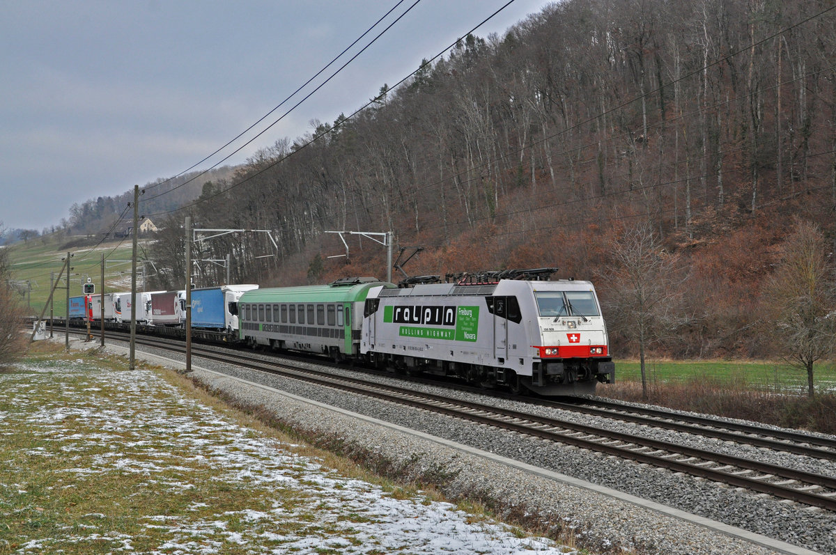Lok 186 909-4 fährt Richtung Bahnhof Tecknau. Die Aufnahme stammt vom 11.01.2021.