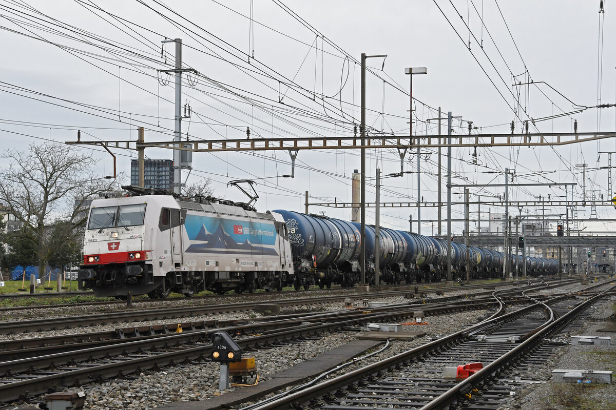 Lok 186 910-2 durchfährt am 30.12.2022 den Bahnhof Pratteln.