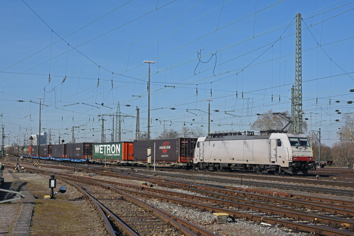 Lok 186 910-2 durchfährt den badischen Bahnhof. Die Aufnahme stammt vom 26.02.2019.