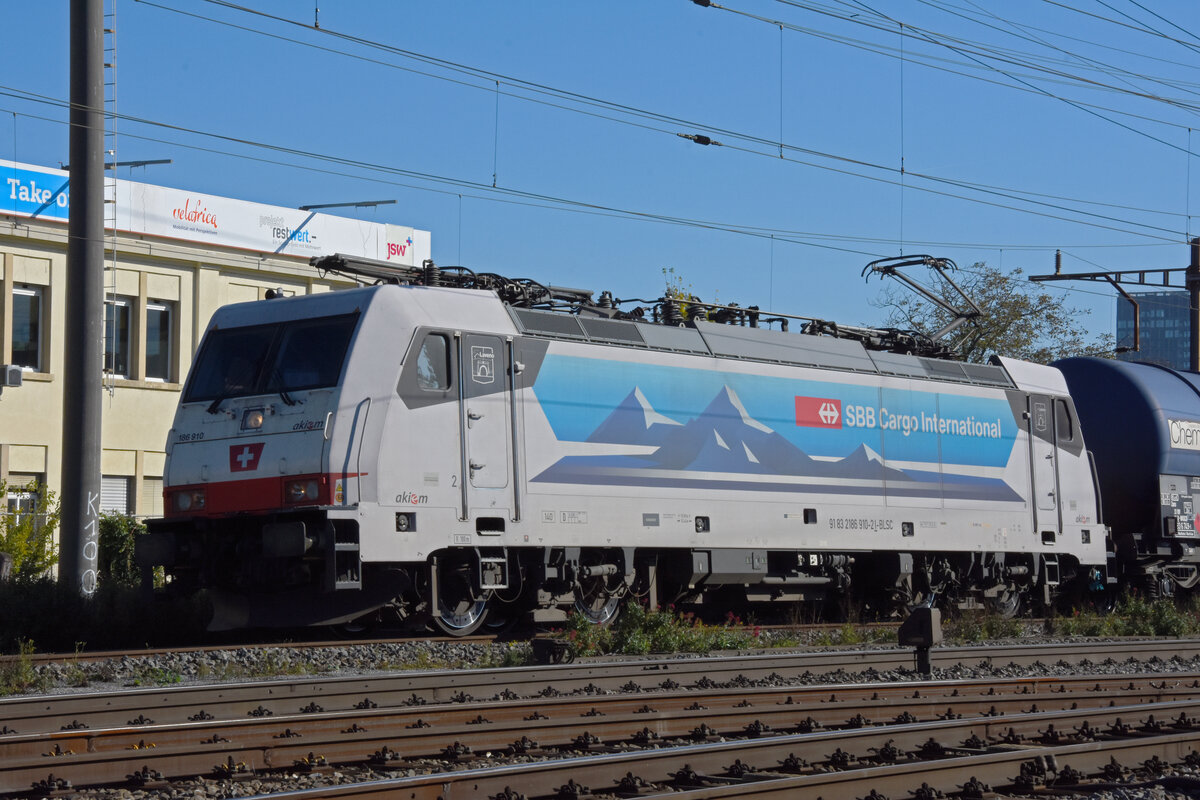Lok 186 910-2 durchfährt den Bahnhof Pratteln. Die Aufnahme stammt vom 14.10.2021.