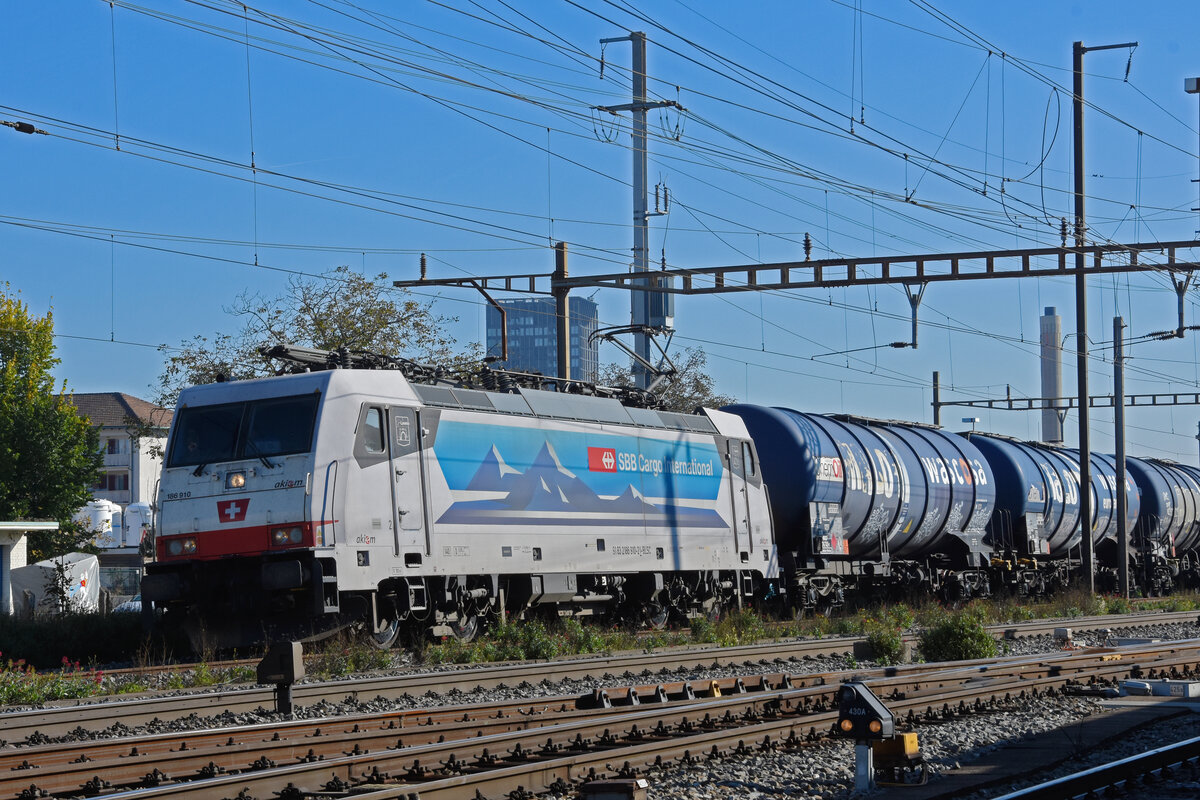 Lok 186 910-2 durchfährt den Bahnhof Pratteln. Die Aufnahme stammt vom 14.10.2021.