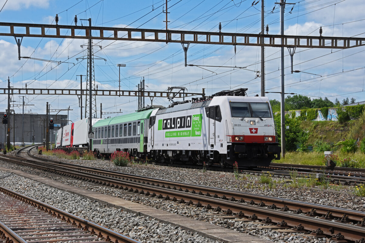 Lok 186 910-2 durchfährt den Bahnhof Pratteln. Die Aufnahme stammt vom 27.05.2022.
