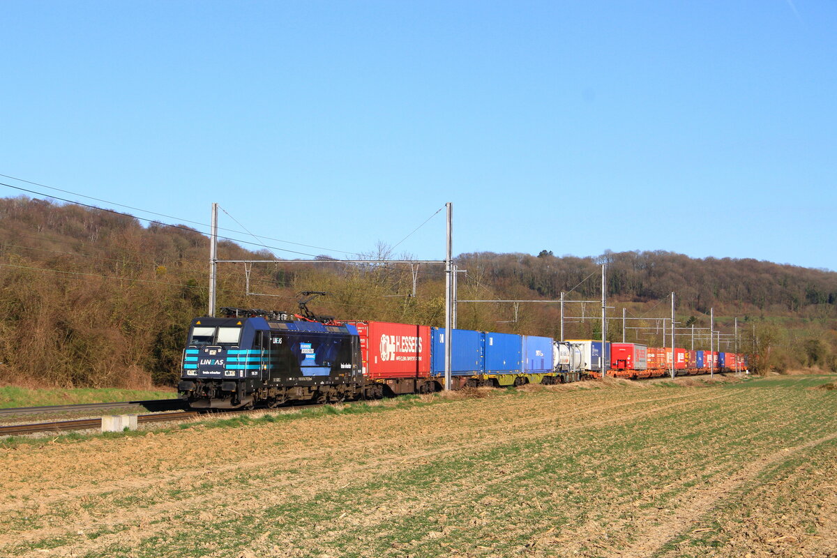 Lok 186291 von Lineas in Sint-Martens-Voeren mit ein Containerzug, 18/3/2025