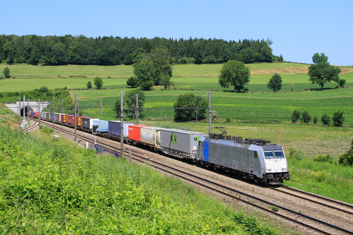Lok 186293 von Lineas in Hindel mit ein Containerzug, 19/6/2025