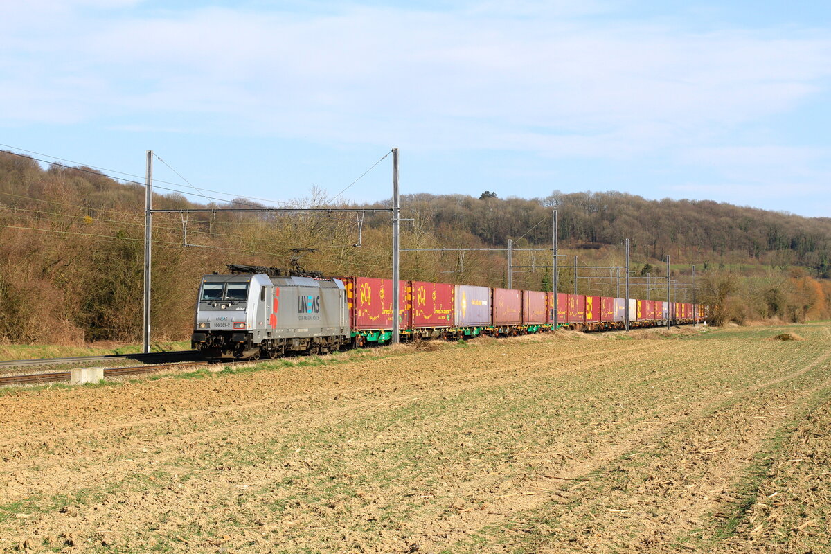 Lok 186387 von Lineas in Sint-Martens-Voeren mit ein gemischte Güterzug, 7/3/2025