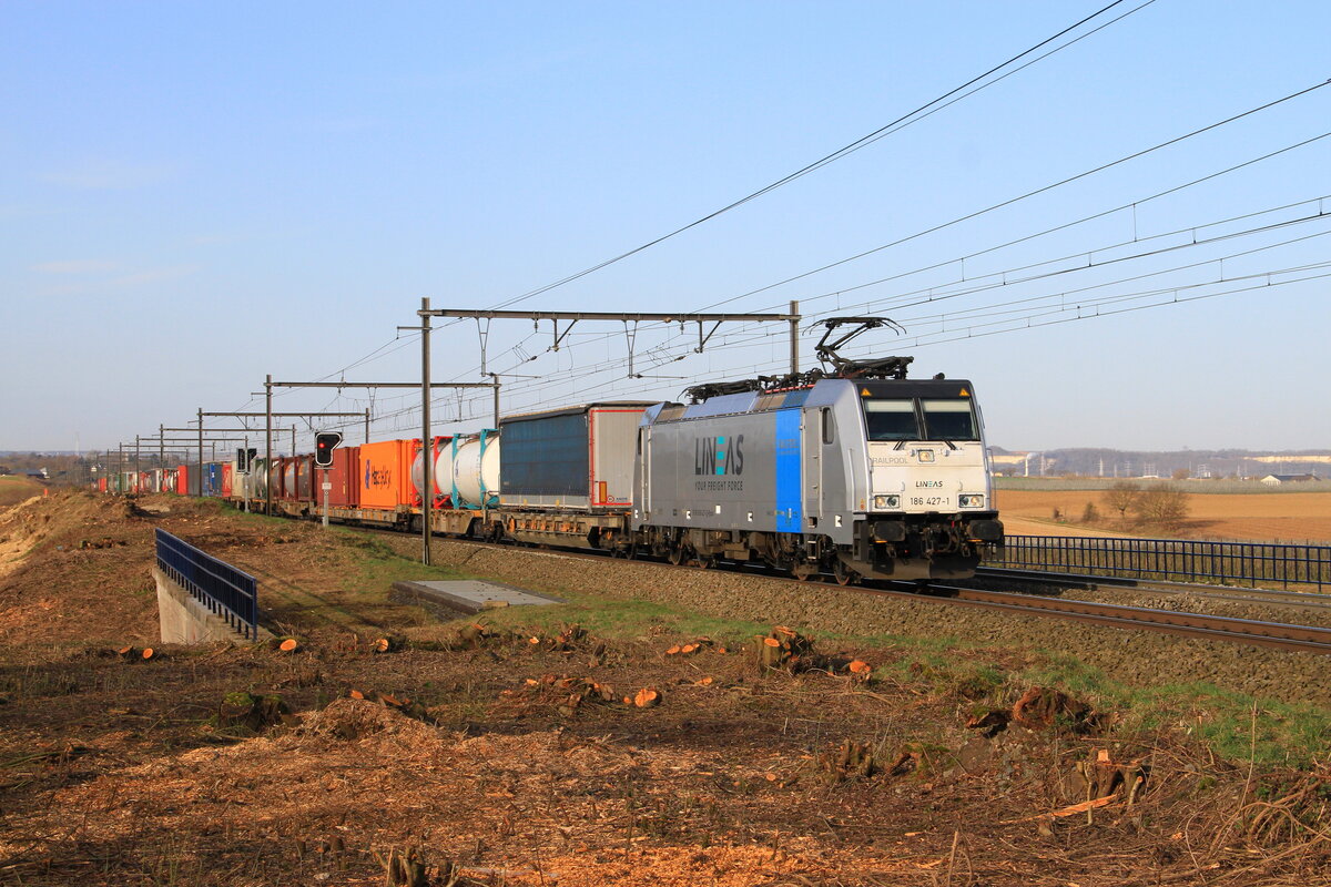 Lok 186427 von Lineas in Warsage mit ein Containerzug, 7/3/2025