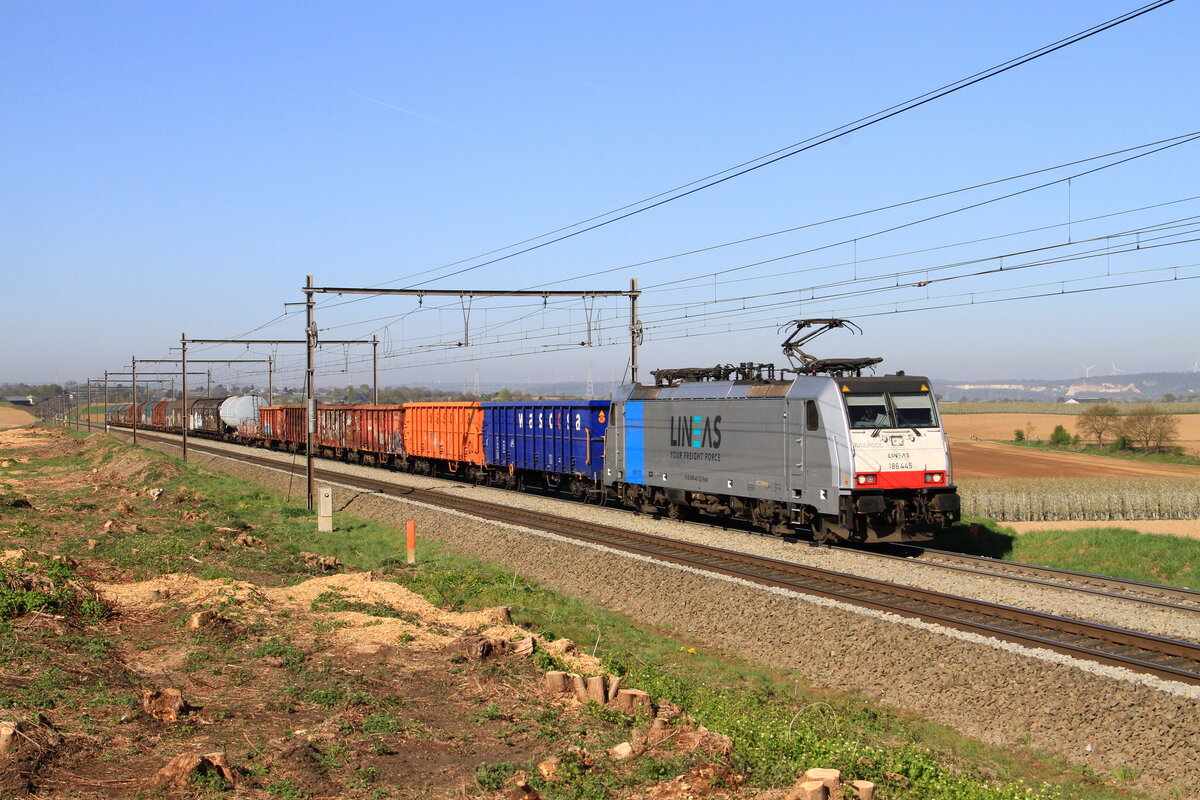 Lok 186445 von Lineas in Warsage mit ein gemischte Güterzug, 12/4/2025