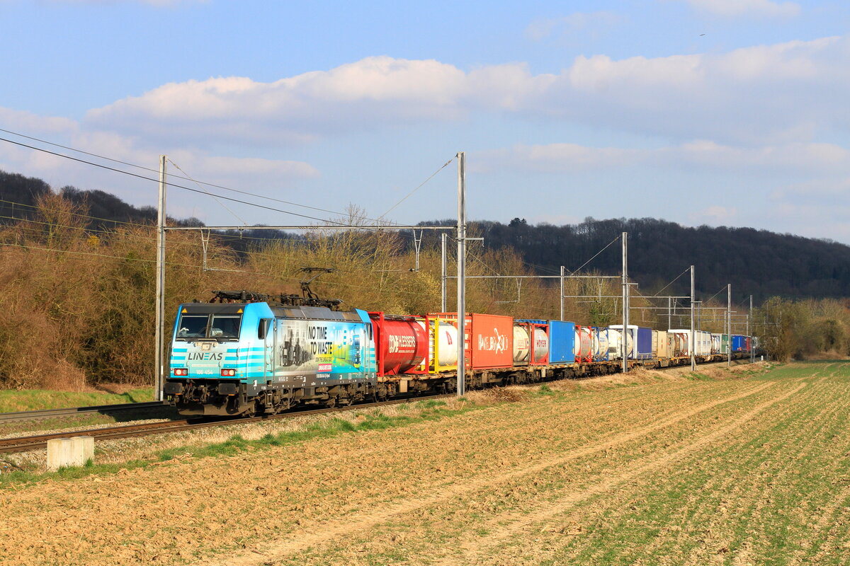 Lok 186454 von Lineas in Sint-Martens-Voeren mit ein Containerzug, 16/3/2025