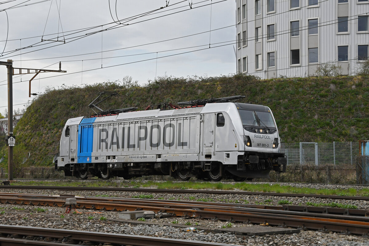 Lok 187 001-3 durchfährt am 29.03.2023 solo den Bahnhof Pratteln.