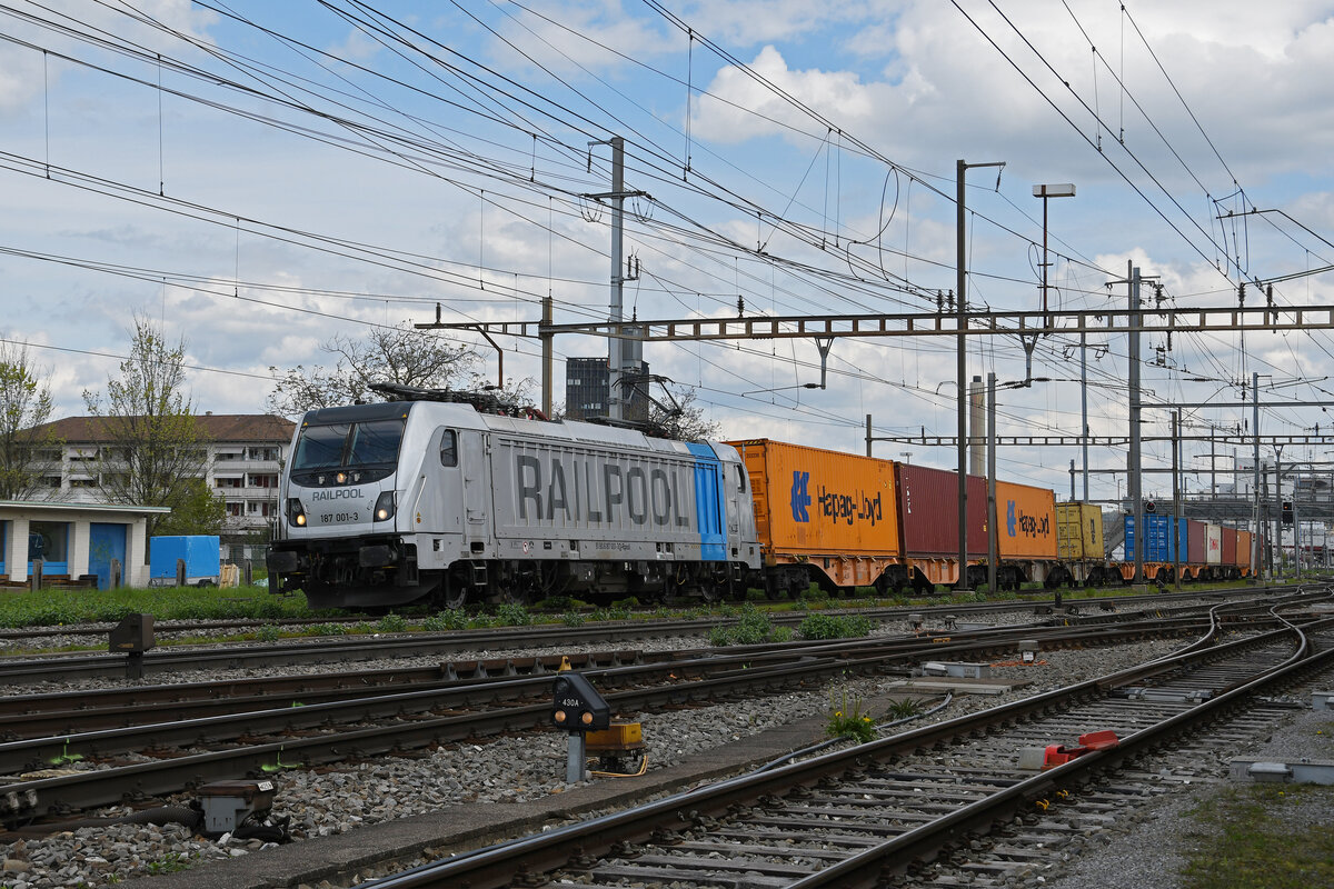 Lok 187 001-3 durchfährt am 27.04.2023 den Bahnhof Pratteln.