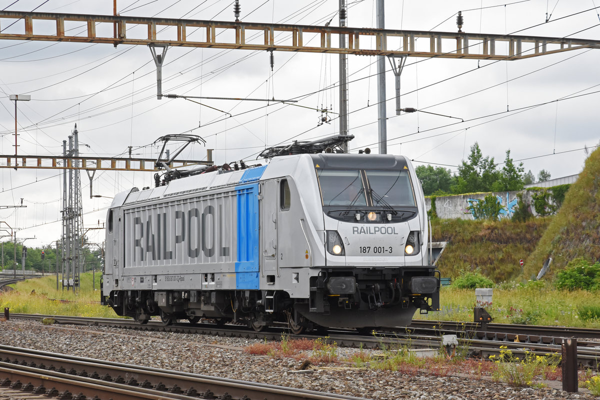 Lok 187 001-3 durchfährt den Bahnhof Pratteln. Die Aufnahme stammt vom 11.06.2019.