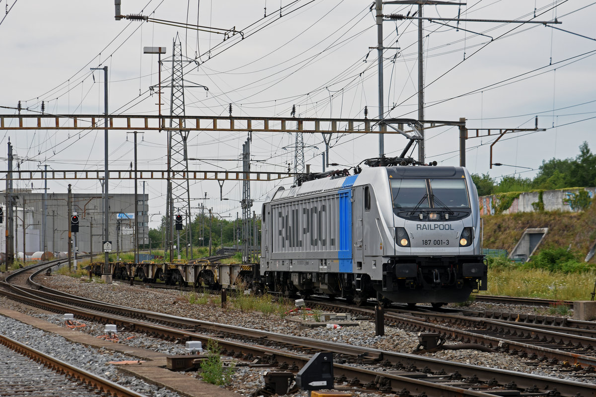 Lok 187 001-3 durchfährt den Bahnhof Pratteln. Die Aufnahme stammt vom 22.07.2019.
