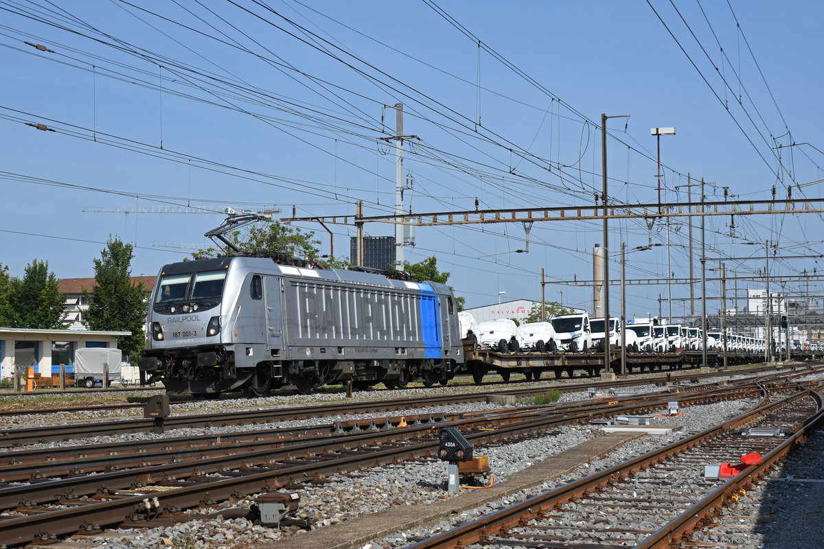 Lok 187 001-3 durchfährt den Bahnhof Pratteln. Die Aufnahme stammt vom 27.08.2019.