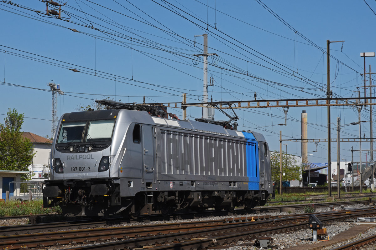 Lok 187 001-3 durchfährt solo den Bahnhof Pratteln. Die Aufnahme stammt vom 23.04.2020.