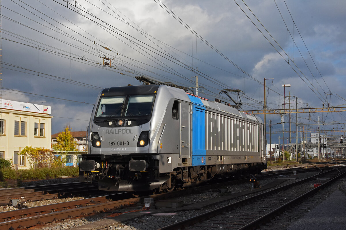 Lok 187 001-3 durchfährt solo den Bahnhof Pratteln. Die Aufnahmestammt vom 04.11.2021.