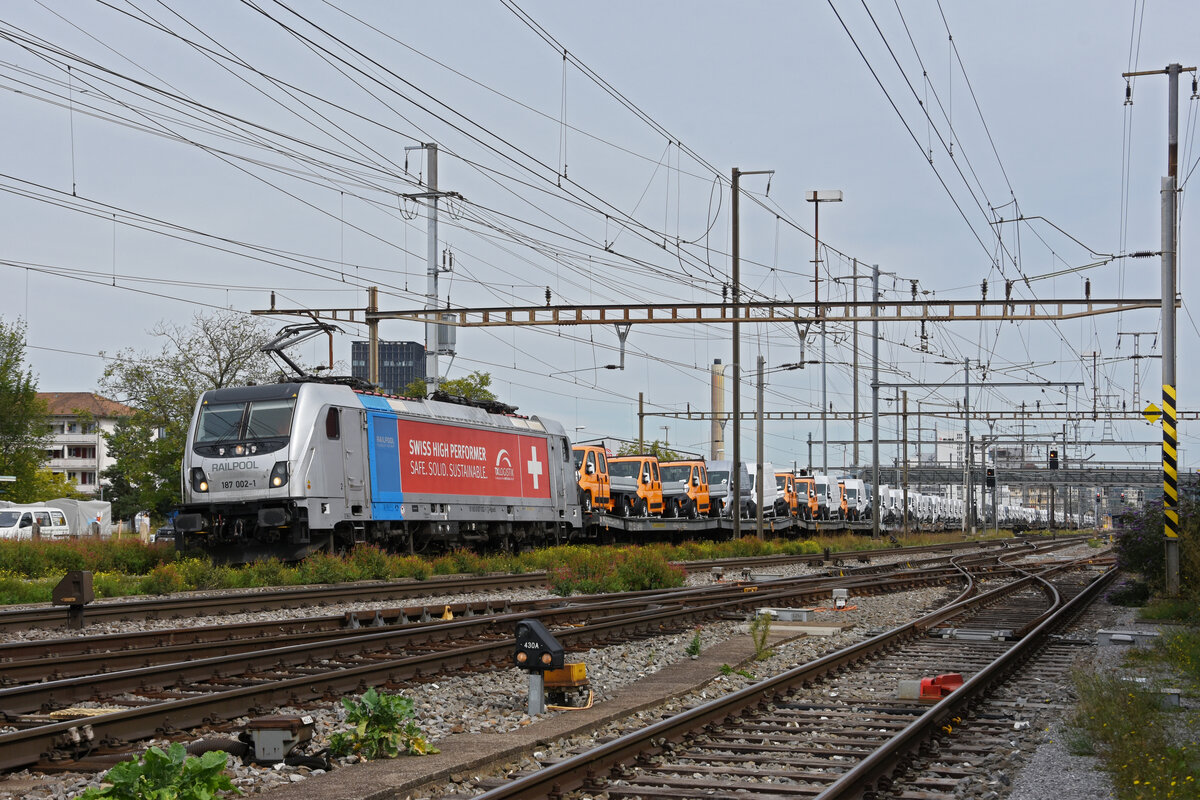 Lok 187 002-1 durchfährt am 13.09.2022 den Bahnhof Pratteln.