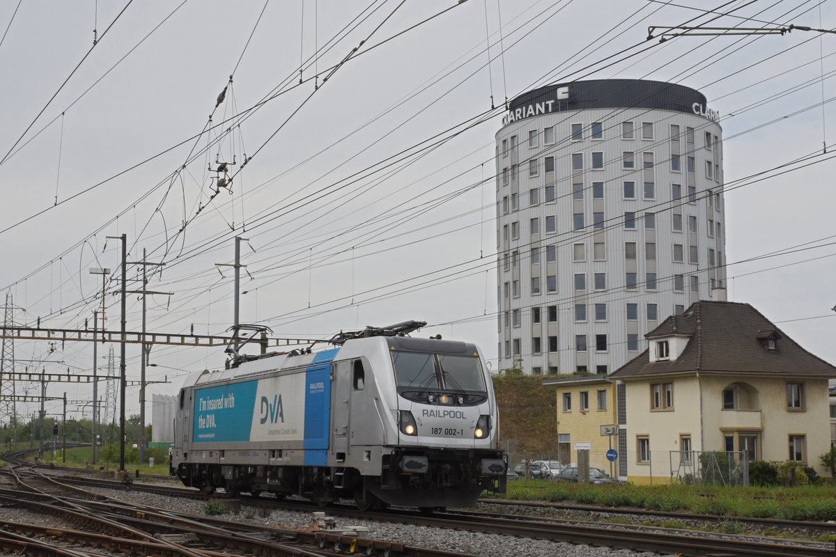 Lok 187 002-1 durchfährt den Bahnhof Pratteln. Die Aufnahme stammt vom 21.04.2020.