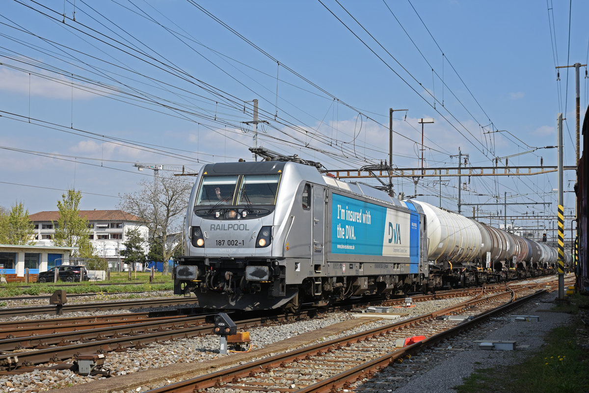 Lok 187 002-1 durchfährt den Bahnhof Pratteln. Die Aufnahme stammt vom 09.04.2020.