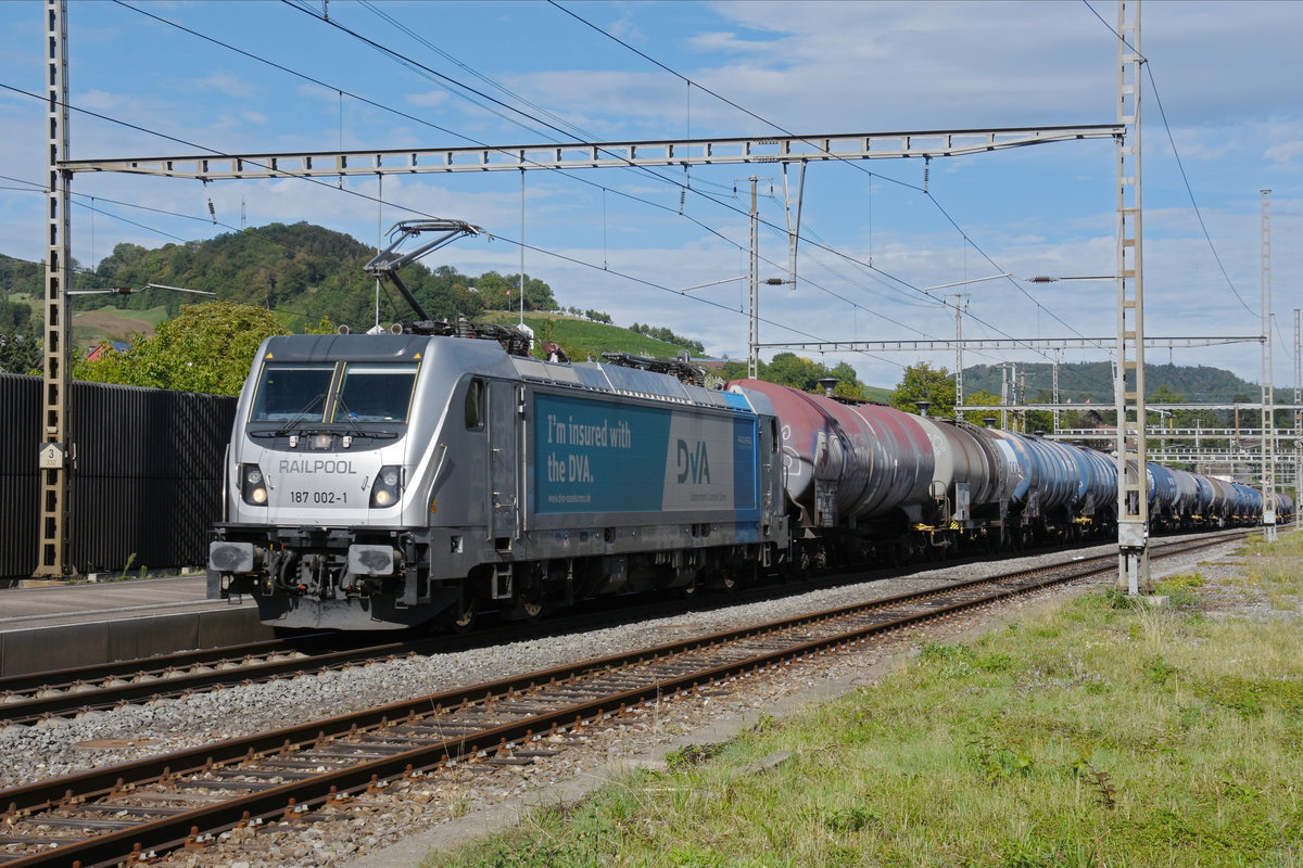 Lok 187 002-1 durchfährt den Bahnhof Gelterkinden. Die Aufnahme stammt vom 25.08.2020.